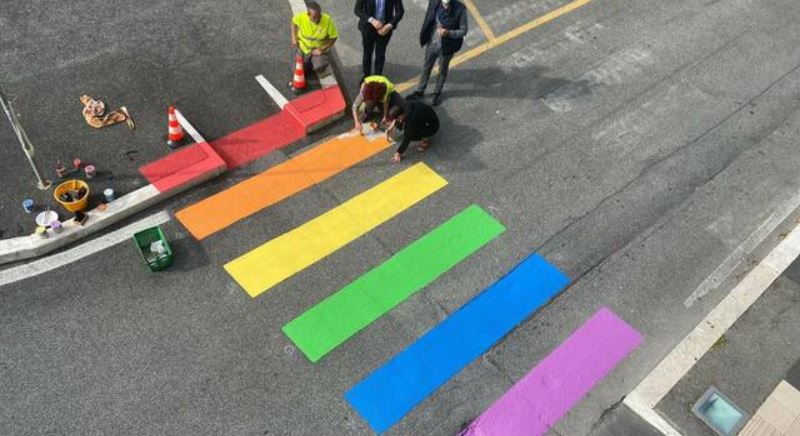 FLASH – A Fiumicino i vigili hanno intimato di togliere le strisce pedonali arcobaleno 1